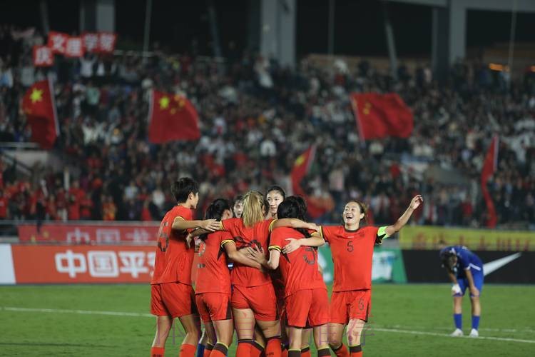 新华社:女队长率领男足出征比赛!这姑娘真的太帅了 新华社:女队长率领男足出征比赛!这姑娘真的太帅了